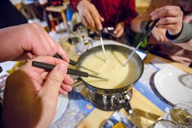 Nachtrodelen in de Alpen met fondue uit Interlaken